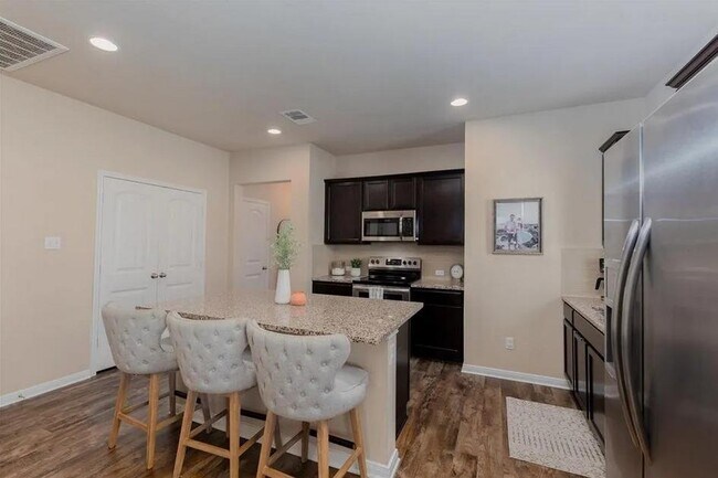 Building Photo - 652 Donegal Ln