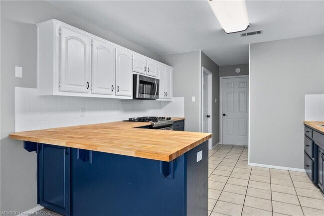 Building Photo - 8808 Skypark Dr