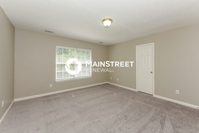 Building Photo - 4 Bedroom Pet-Friendly Home in Hendersonville, TN with Main Street Renewal
