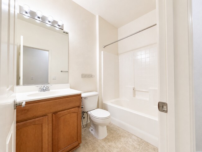 Building Photo - 3 Bedroom condo in Lake Elsinore