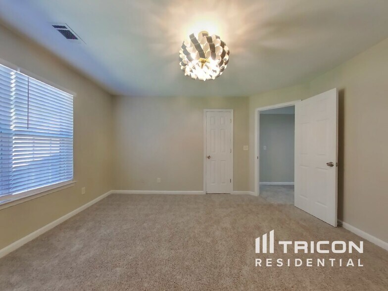 Building Photo - 9451 Woodlawn Dr