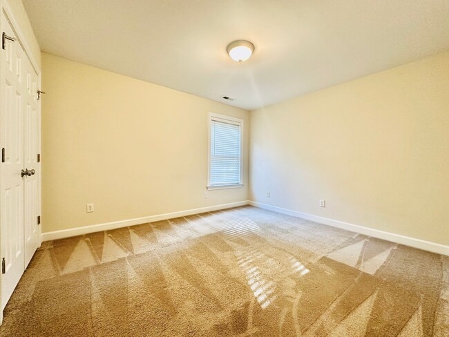 Building Photo - 5 BD, 4 BA Beautiful Wakefield Home