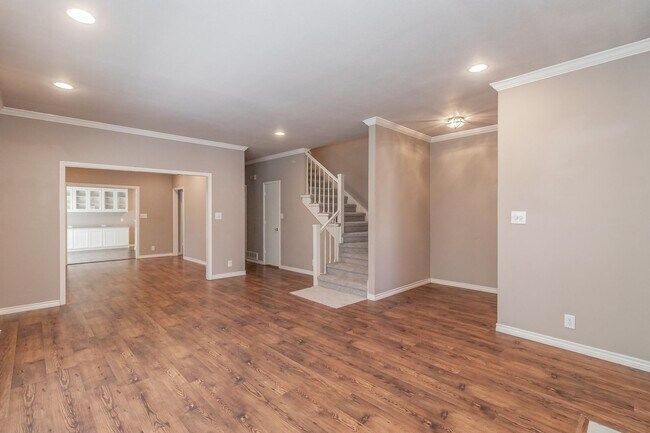 Building Photo - Beautiful townhome in a prime location nea...