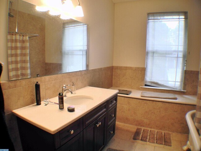 Building Photo - Beautiful 2 Bedroom Available in Manayunk