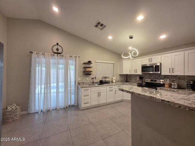 Building Photo - 1362 E 10th St