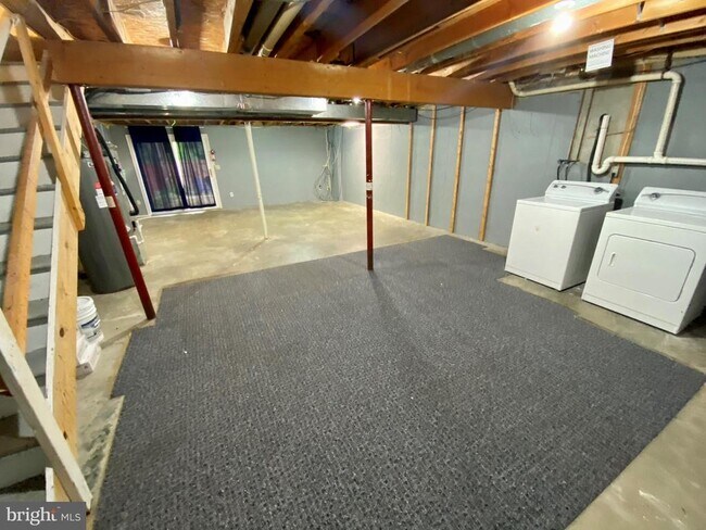 Building Photo - 1010 Commanders Way N