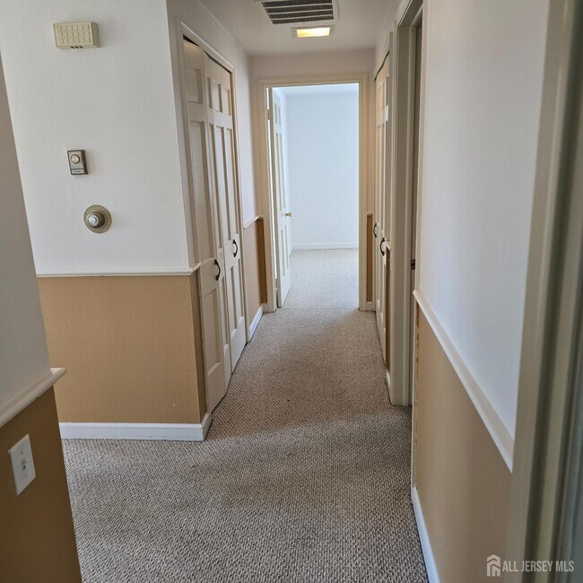 Building Photo - 14 Sussex Way