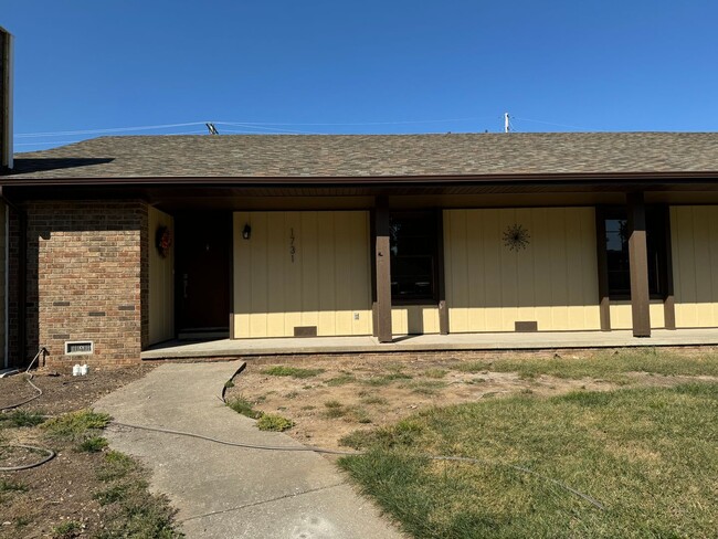 Building Photo - 1731-1733 E Lark, Springfield