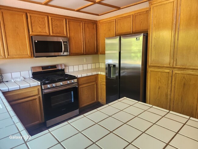 Building Photo - Beautiful 4 bedroom, 3 bathroom home locat...