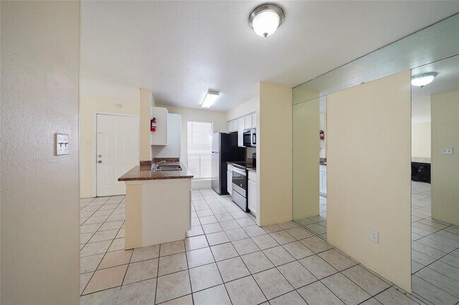 Building Photo - 3900 Woodchase Dr