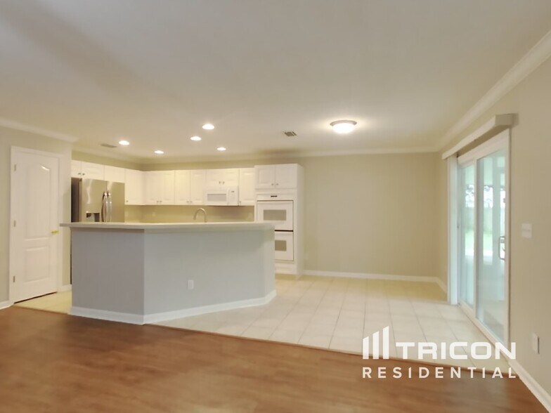 Building Photo - 746 Roland Lakes Dr