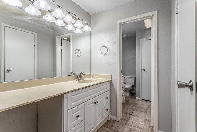 Building Photo - 9850 Pagewood Ln