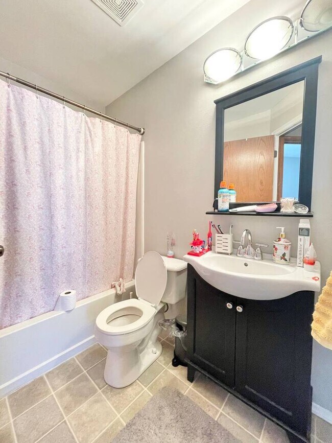 Building Photo - 2565 Dickens Ct