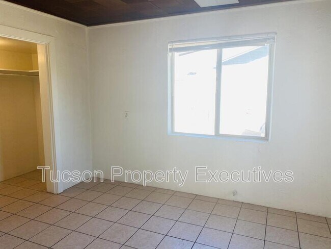 Building Photo - 443 E Delano St