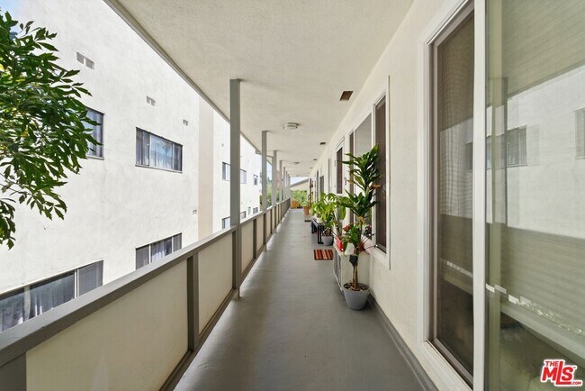 Building Photo - 1929 Tamarind Ave