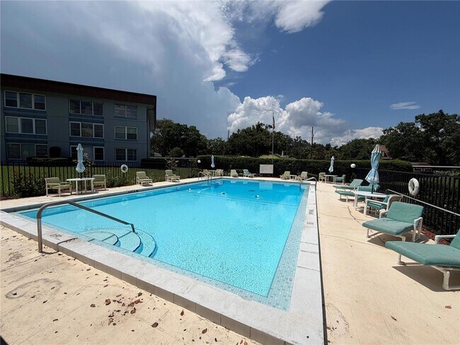 Building Photo - 333 N Lake Howard Dr
