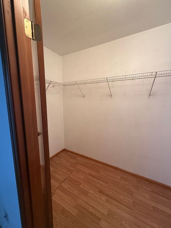 Building Photo - 2024 SE 8th Dr