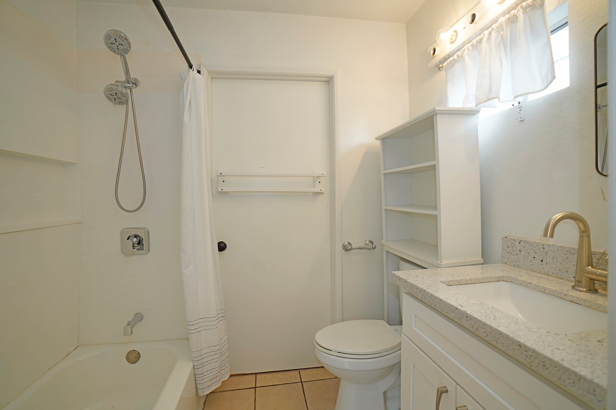 Full bathroom - 528 N Michigan Ave