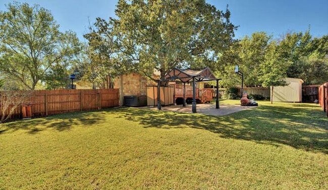 Building Photo - 400 Greenwood Dr