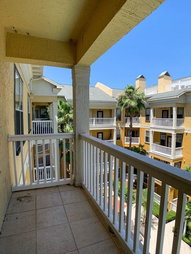 Building Photo - New listing 2/2 with pool view