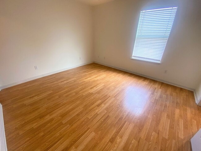Building Photo - 2-Bed, 2.5-Bath Townhouse Near McNeese State University