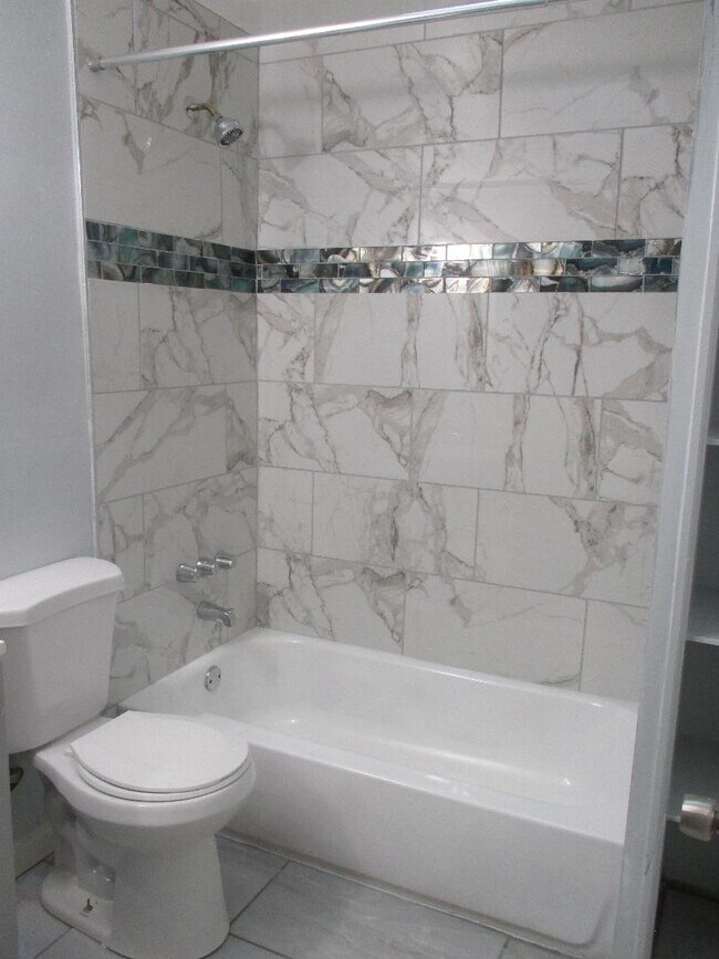 Building Photo - 2863 Edgecombe Cir S