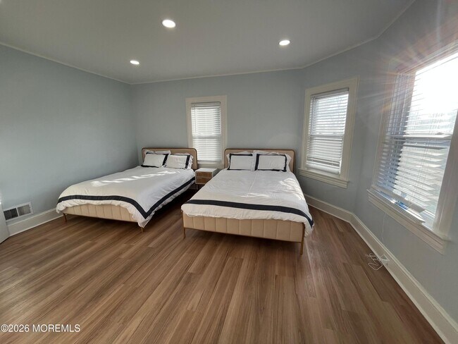 Building Photo - 343 Norwood Ave