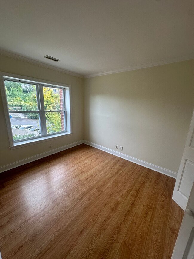 Building Photo - 3Br/2Bth in Oak Sq. Great for a roommates. 3 parking included,  laundry IN UNIT!