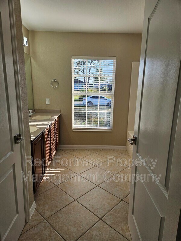 Building Photo - 1108 NW 21st Pl