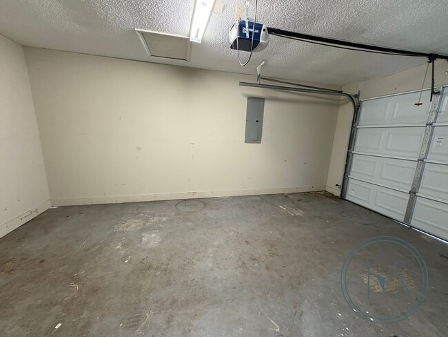 Building Photo - MOVE IN SPECIAL: $500 OFF 1ST MONTH'S RENT!**