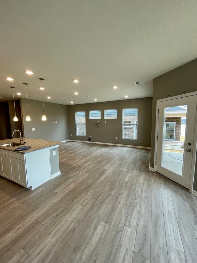 Building Photo - 5011 S Castle Ct