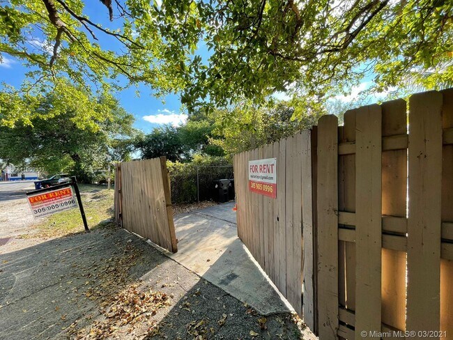 Building Photo - 633 NW 15th Ave