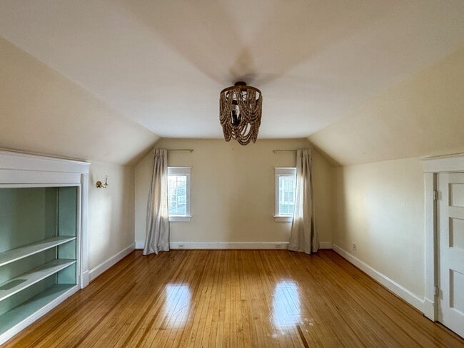 Building Photo - Stunning 4 Bed 4 Bath Haymount Home