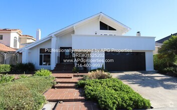 Building Photo - 5 Bedroom / 3 Bathroom House with a two ca...