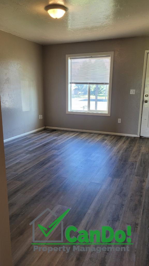 Building Photo - Newly remodeled 2 bedroom, 1.5 bathroom townhome in Blackfoot with Fiber Internet- Available now!