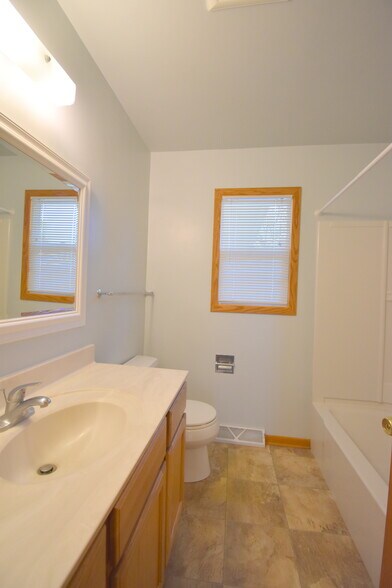 Full Bath/ Upper level - 6706 Spring Grove Ct