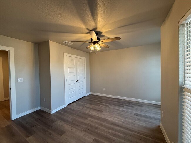 Building Photo - 6101 Poppy Dr