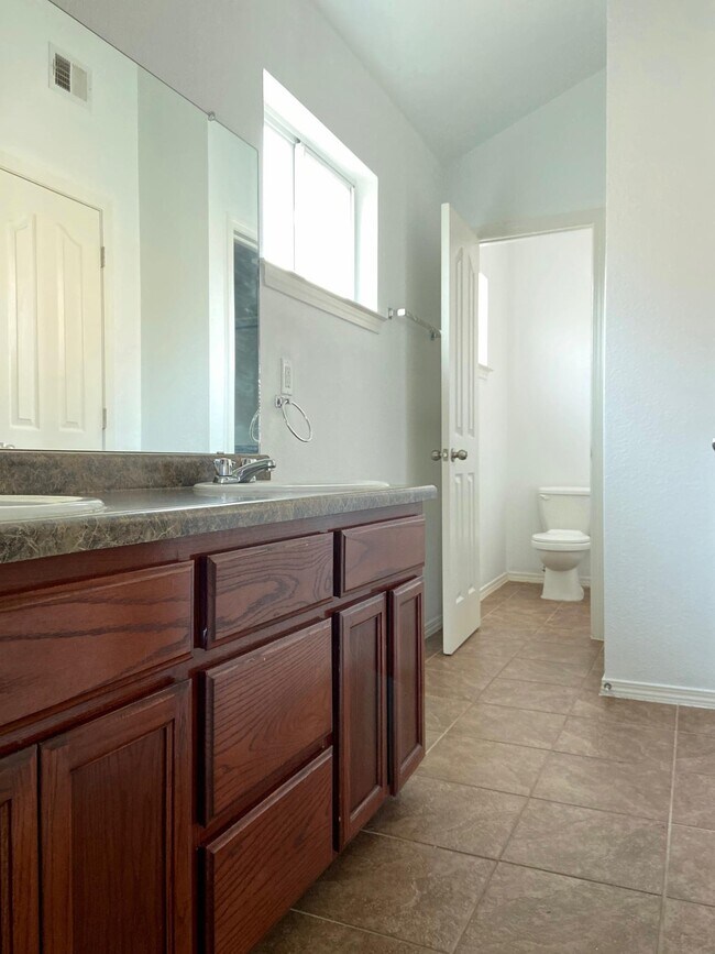 Building Photo - 1470 Senda Del Sol Ln