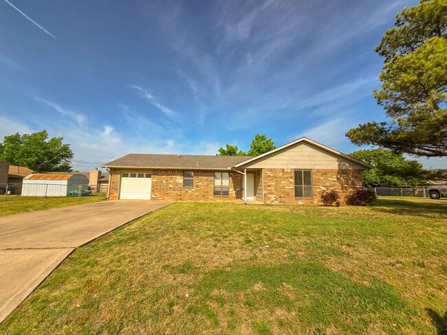 Building Photo - 3 Bedroom 2 Bath Home In Shawnee