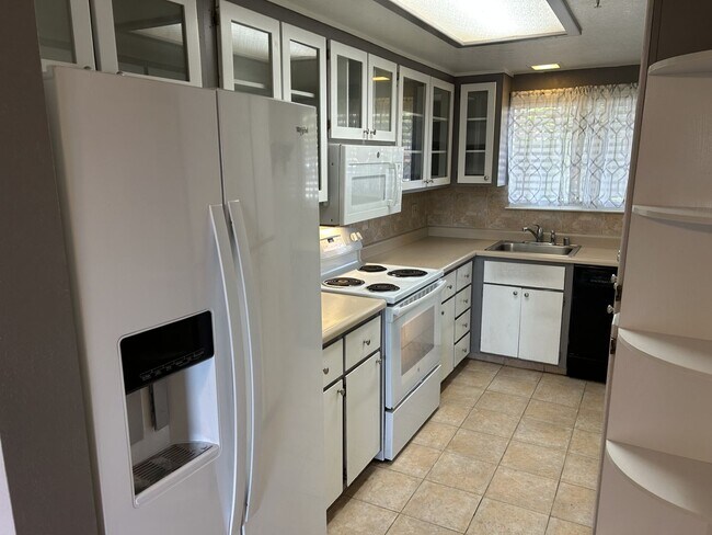 Building Photo - 2 Bedroom, 1.5 Bath 1,080 Square Foot Condo
