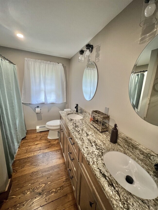 Building Photo - 322 NW River Rd