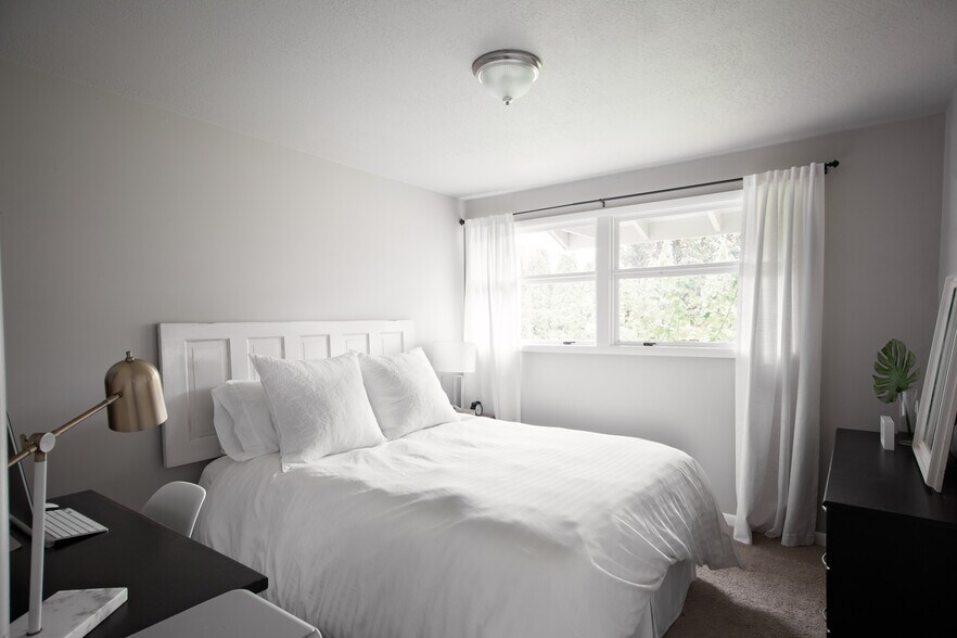 Building Photo - 12650 SW Park Way