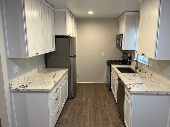 Building Photo - Nice remodeled studio in prime location