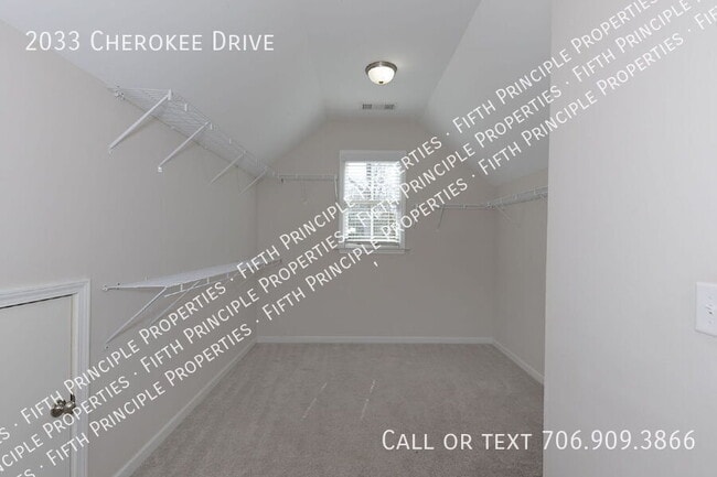Building Photo - 2033 Cherokee Dr