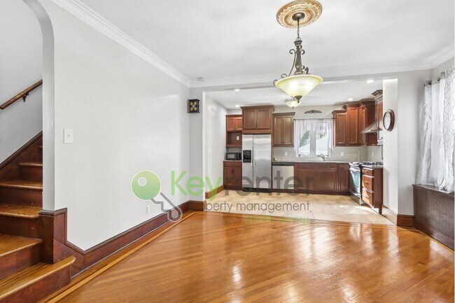 Building Photo - Spacious 4BR Single-Family Home with Garage, Driveway & Fenced Yard in Kearny