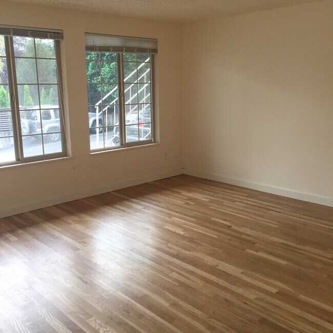 Building Photo - Brand new s/s appliances! Granite counters, off street parking, all dogs welcome!