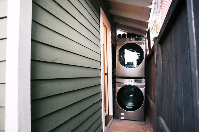 Washer & Dryer - 6742 De Longpre Ave