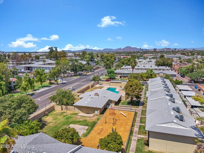 Building Photo - 14 E Hermosa Dr