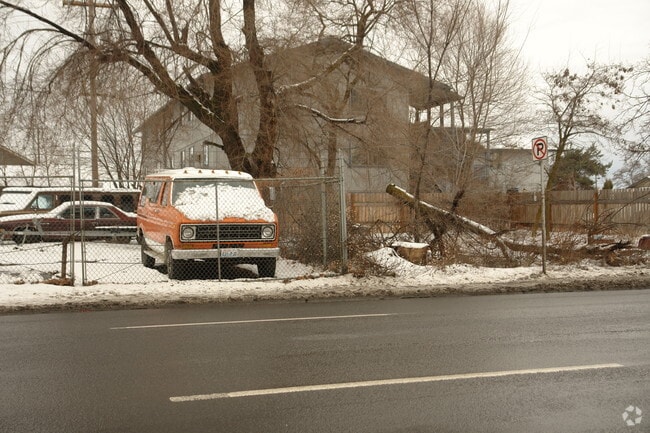 Building Photo - 3024 E Hoffman Ave