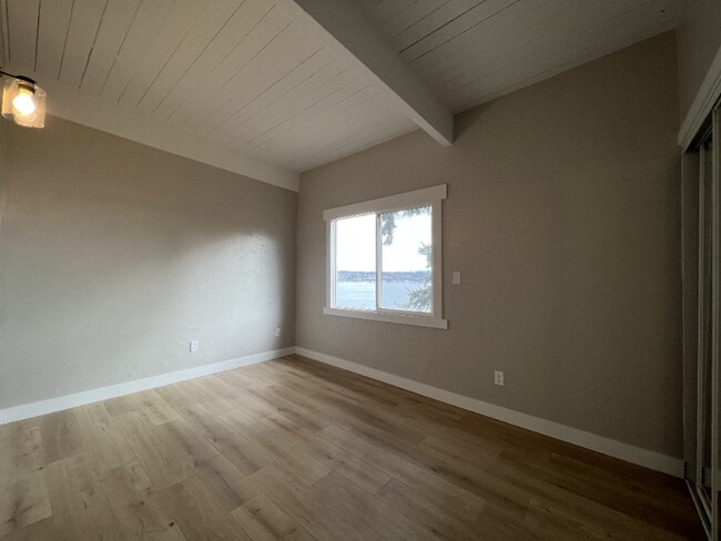 Building Photo - 822 S Summit Ave